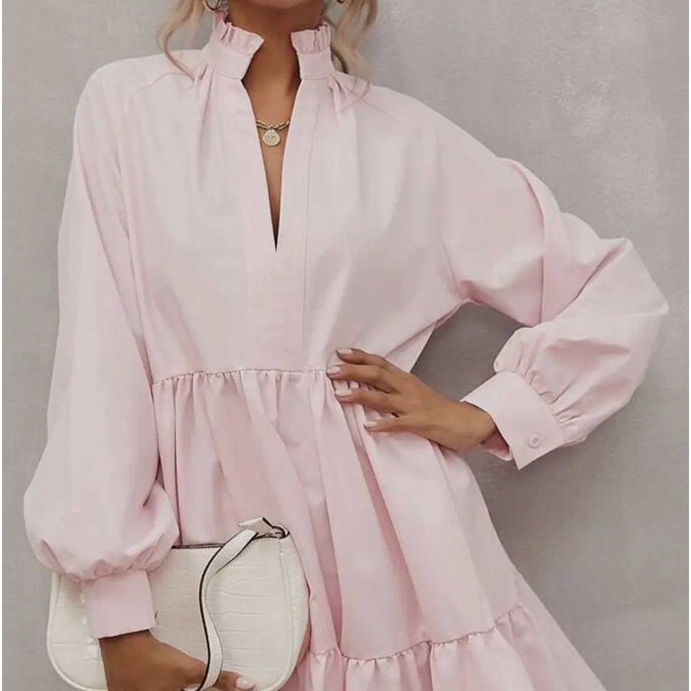 Beautiful dress and the fabric feels wonderful. 95 % poly and 5 %Elastene. NWT